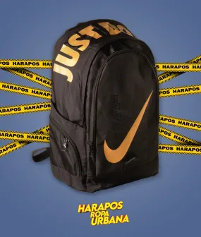 Nike negra mochila acolchonada reforzada detalles dorados.