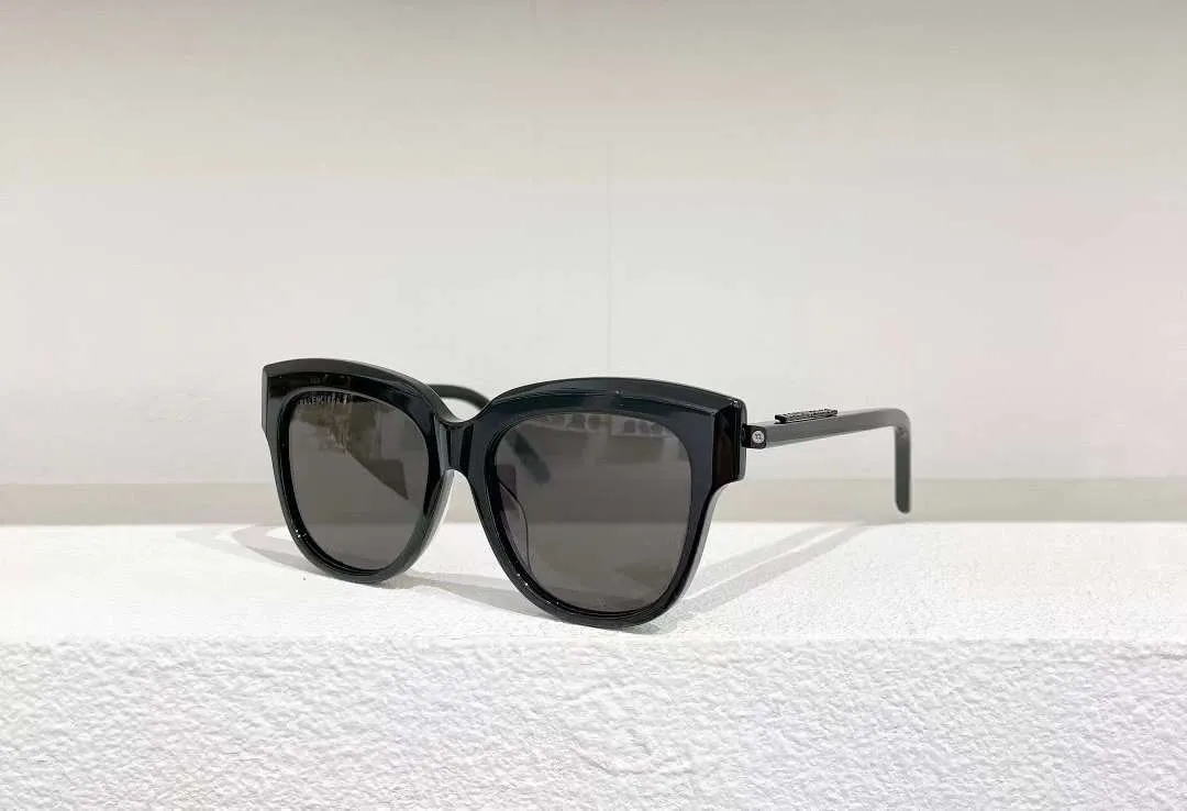 Square Rimmed Sunglasses.